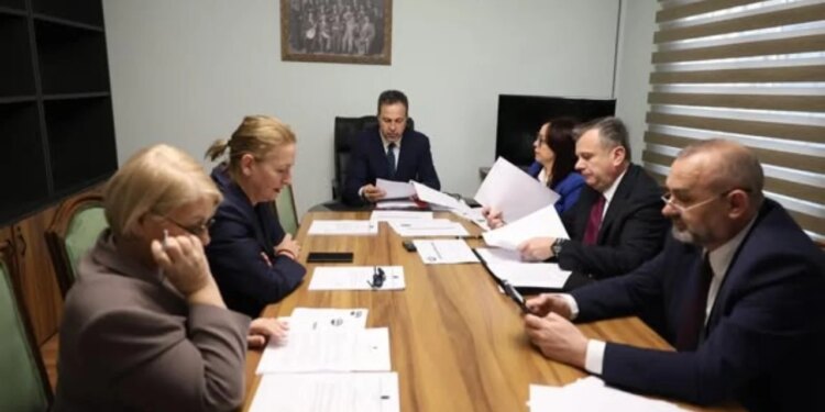 Konferenca e Kryetarëve mblidhet përpara seancës, për të shqyrtuar në rendin e ditës rezolutën që shpall Iranin si sponsor të terrorizmit. PD nuk merr pjesë në mbledhje.