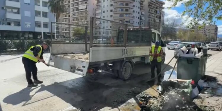 Kontenierët e mbeturinave në qendër të Vlorës digjen, autoritetet thonë se do të identifikohet përgjegjësia.