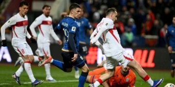 Kosova përballet me pengesa, zemra dhe talenti nuk mjaftojnë, Turqia prish shpresat e shqiptarëve për Kupa Bote.