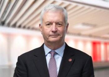 Kreu i Air Canada jep dorëheqjen pas humbjes së dy pilotëve, duke mos përdorur frëngjisht në një mesazh ngushëllimi.