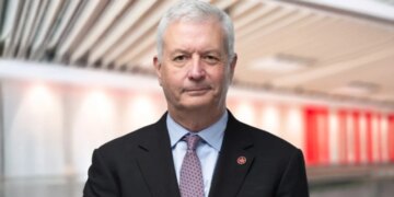 Kreu i Air Canada jep dorëheqjen pas humbjes së dy pilotëve, duke mos përdorur frëngjisht në një mesazh ngushëllimi.