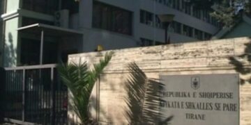 Kreu i IMT-së, Rigers Sheqeri, pezullohet nga detyra për dyshime të abuzimit me leje ndërtimi.