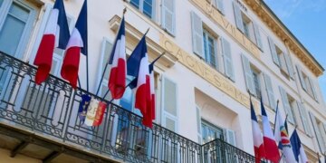 Kryebashkiakët e ekstremit të djathtë në Francë largojnë flamujt e Bashkimit Evropian, reagon qeveria: Populizëm.