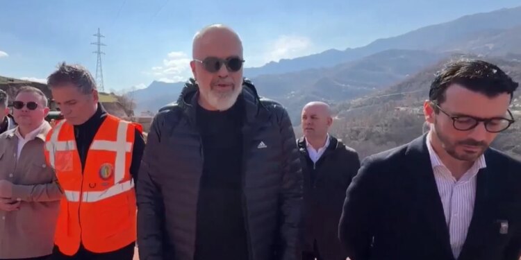 Kryeministri Rama viziton devijimin e përkohshëm në rrugën Librazhd-Prrenjas