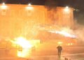 Kryeministria e rrethuar nga flakët/ Fishekzjarrët shpërthejnë, protestuesit largohen me shpejtësi, policia reagon