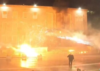 Kryeministria e rrethuar nga flakët/ Fishekzjarrët shpërthejnë, protestuesit largohen me shpejtësi, policia reagon