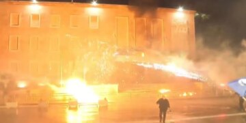 Kryeministria e rrethuar nga flakët/ Fishekzjarrët shpërthejnë, protestuesit largohen me shpejtësi, policia reagon