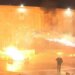 Kryeministria e rrethuar nga flakët/ Fishekzjarrët shpërthejnë, protestuesit largohen me shpejtësi, policia reagon