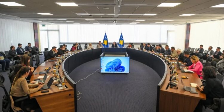 Kurti thirr mbledhjen e kabinetit qeveritar, kryeministri i Kosovës njofton se takimi do të zgjasë dy ditë dhe se angazhimet do të integrohen në programin qeverisës.