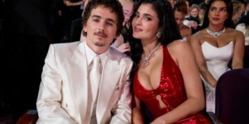 Kylie Jenner tërheq vëmendjen në Oscars, ylli i showbiz-it brilion në tapetin e kuq të Çmimeve të Akademisë