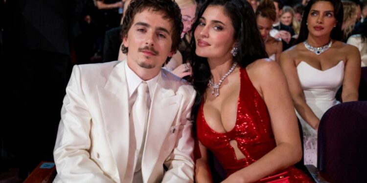 Kylie Jenner tërheq vëmendjen në Oscars, ylli i showbiz-it brilion në tapetin e kuq të Çmimeve të Akademisë