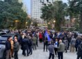 LIVE/ Partia Demokratike organizon protestën e saj të radhës në nivel kombëtar, pjesëmarrësit po mblidhen. Berisha arrin në selinë e partisë.