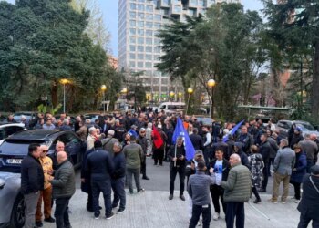 LIVE/ Partia Demokratike organizon protestën e saj të radhës në nivel kombëtar, pjesëmarrësit po mblidhen. Berisha arrin në selinë e partisë.
