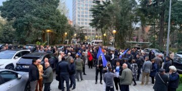 LIVE/ Partia Demokratike organizon protestën e saj të radhës në nivel kombëtar, pjesëmarrësit po mblidhen. Berisha arrin në selinë e partisë.