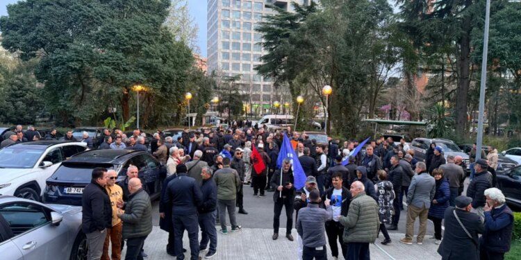 LIVE/ Partia Demokratike organizon protestën e saj të radhës në nivel kombëtar, pjesëmarrësit po mblidhen. Berisha arrin në selinë e partisë.