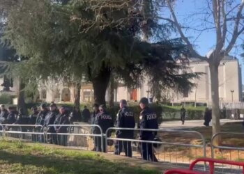 LIVE/ Protestë dhe seancë në Kuvend në orën 10:00, Parlamenti “blindohet”, pritet një atmosferë e tensionuar