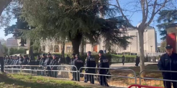 LIVE/ Protestë dhe seancë në Kuvend në orën 10:00, Parlamenti “blindohet”, pritet një atmosferë e tensionuar