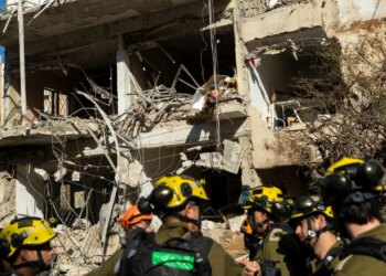 LIVE/ Raketat iraniane përshkrojnë "kupolën e hekurt" të Izraelit, 6 të plagosur; IDF reagon me hakmarrje. Trump nis negociatat dhe pezullon sulmet, çmimi i naftës rritet përsëri.