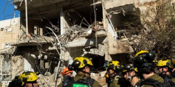 LIVE/ Raketat iraniane përshkrojnë "kupolën e hekurt" të Izraelit, 6 të plagosur; IDF reagon me hakmarrje. Trump nis negociatat dhe pezullon sulmet, çmimi i naftës rritet përsëri.