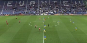 LIVE Ukraina-Shqipëri: Ukrainasit e heqin topin nga rrjeti, goli anulohet për shkak të pozicionit jashtë loje.