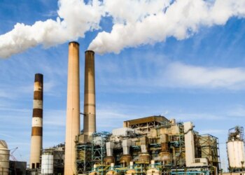 Lufta për burimet ujore në Gjirin Persik, shqetësime për anijet e destilimit, Anglia dislokon një nëndetëse në Detin Arabik.