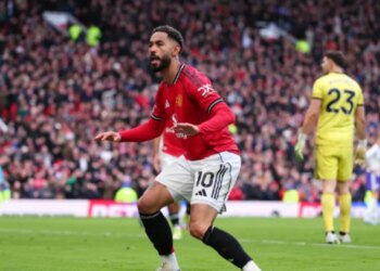 Manchester United kthehet në rrugën e fitores në Premier League, duke e mposhtur Aston Villën.