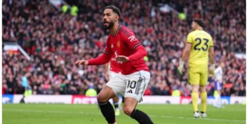 Manchester United kthehet në rrugën e fitores në Premier League, duke e mposhtur Aston Villën.