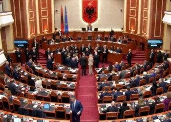 Mazhoranca miraton ndryshimet në kabinetin qeveritar, me ministrat e rinj që siguruan 83 vota në favor. Berisha dhe Topalli shprehin kundërshtinë ndaj shkarkimit të Spiropalit.