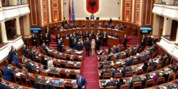 Mazhoranca miraton ndryshimet në kabinetin qeveritar, me ministrat e rinj që siguruan 83 vota në favor. Berisha dhe Topalli shprehin kundërshtinë ndaj shkarkimit të Spiropalit.