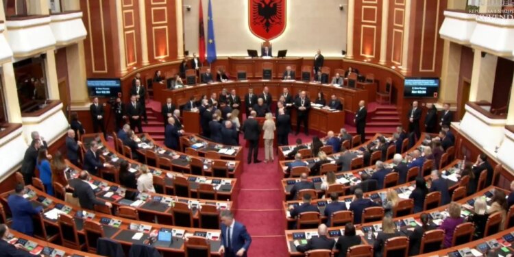 Mazhoranca miraton ndryshimet në kabinetin qeveritar, me ministrat e rinj që siguruan 83 vota në favor. Berisha dhe Topalli shprehin kundërshtinë ndaj shkarkimit të Spiropalit.