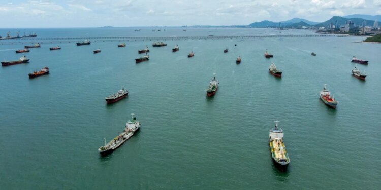 Mbretëria e Bashkuar, duke iu bashkuar SHBA-së dhe Francës, dërgon flotën në Ngushticën e Hormuzit për të hequr minat e vendosura nga Irani.