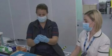 Meningjiti shpërthen në Angli, me origjinën nga një klub nate. Mjekët në gatishmëri: simptoma e parë është skuqja e syrit, ndërsa po prek një numër të madh të rinjsh.