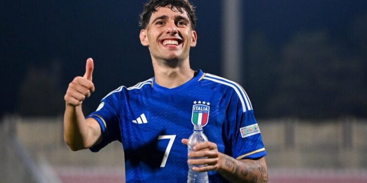 Mesfushori i talentuar, pas shpalljes kampion me Napolin në Serie A, abandonon Italinë për të përfaqësuar Shqipërinë.