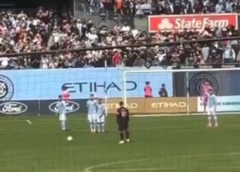 Messi realizon një gol fantastik nga goditja standarde, e katërta në pesë ndeshje… (VIDEO)
