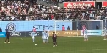 Messi realizon një gol fantastik nga goditja standarde, e katërta në pesë ndeshje… (VIDEO)