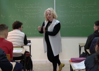 Mësuesja Sanie Korini, 26 vjet përkushtim në fizikë dhe dashuri për mësimdhënie, që vazhdon të përballojë sfidat e profesionit.