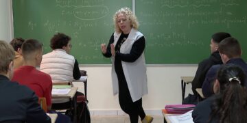 Mësuesja Sanie Korini, 26 vjet përkushtim në fizikë dhe dashuri për mësimdhënie, që vazhdon të përballojë sfidat e profesionit.