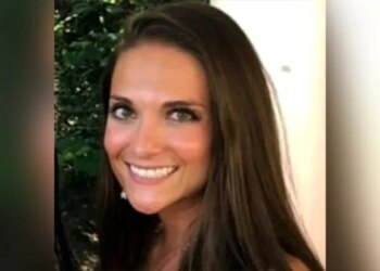 Mësuesja e shkollës së mesme akuzohet se ka pasur një marrëdhënie me nxënësen e saj dhe përballet me një dënim prej 20 vitesh burg.