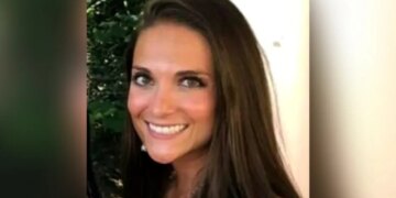 Mësuesja e shkollës së mesme akuzohet se ka pasur një marrëdhënie me nxënësen e saj dhe përballet me një dënim prej 20 vitesh burg.