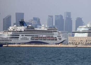 Mijëra pasagjerë të anijeve turistike në Gjirin Persik, figura të famshme tregojnë përjetimet e tyre në Dubai pas intensifikimit të konfliktit.