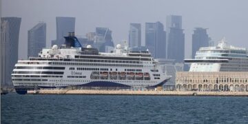 Mijëra pasagjerë të anijeve turistike në Gjirin Persik, figura të famshme tregojnë përjetimet e tyre në Dubai pas intensifikimit të konfliktit.