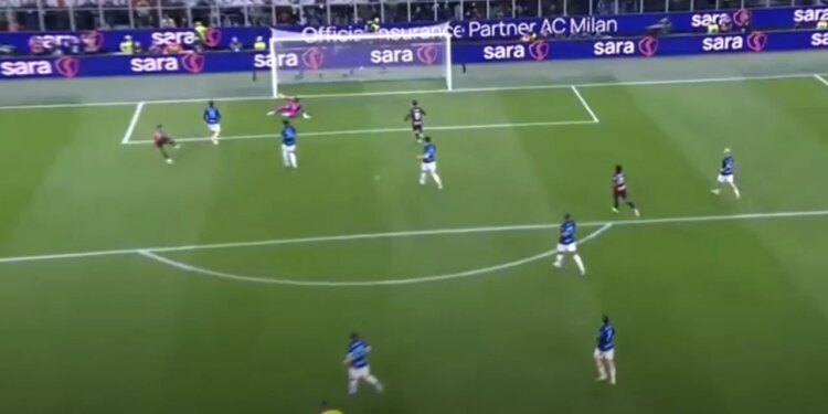 Milan-Inter në Drejtim të Drejtë/ Goli i Estupinian vjen në ndihmë, pjesa e parë përfundon me avantazh për kuqezinjtë në "San Siro" (Video)