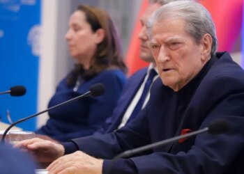 "Minimumi jetik, sfida kryesore në 13 vitet e fundit" / Berisha: Pagat dhe pensionet do të ishin trefish më të larta nëse…