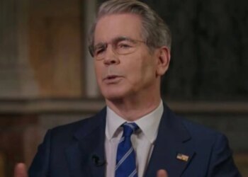 Ministri amerikan ndërpret intervistën për shkak të një telefonate nga Trump, duke u kthyer me një zë të dridhur që po bën xhiron e rrjetit.