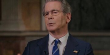 Ministri amerikan ndërpret intervistën për shkak të një telefonate nga Trump, duke u kthyer me një zë të dridhur që po bën xhiron e rrjetit.