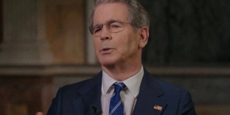 Ministri amerikan ndërpret intervistën për shkak të një telefonate nga Trump, duke u kthyer me një zë të dridhur që po bën xhiron e rrjetit.