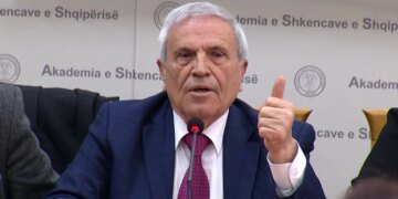 Namik Dokle nderohet në përvjetorin e tij të 80-të/ Në Akademinë e Shkencave u prezentua libri i tij “Atje ku dielli lind dy herë - Saga e Gorës”