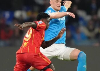 Napoli ballafaqohet me Lecce, incident i rëndë për Bandën, goditet me top në gjoks dhe humbet ndjenjat. Lecce: "Ai është në gjendje stabile."