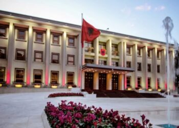 Ndryshime në drejtimin e Forcës Ajrore, Presidenti Begaj nënshkruan dekretet, gjeneral Edmond Abaz Voci emërohet si Komandant.