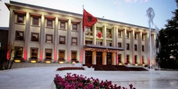 Ndryshime në drejtimin e Forcës Ajrore, Presidenti Begaj nënshkruan dekretet, gjeneral Edmond Abaz Voci emërohet si Komandant.